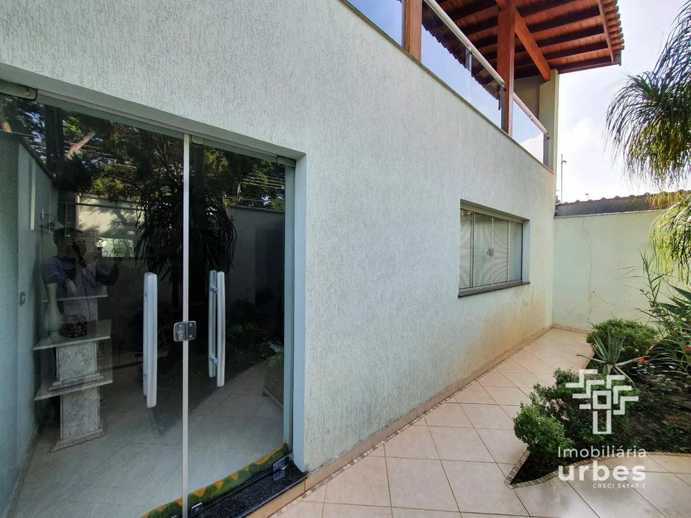 Casa para alugar com 4 quartos, 240m² - Foto 3