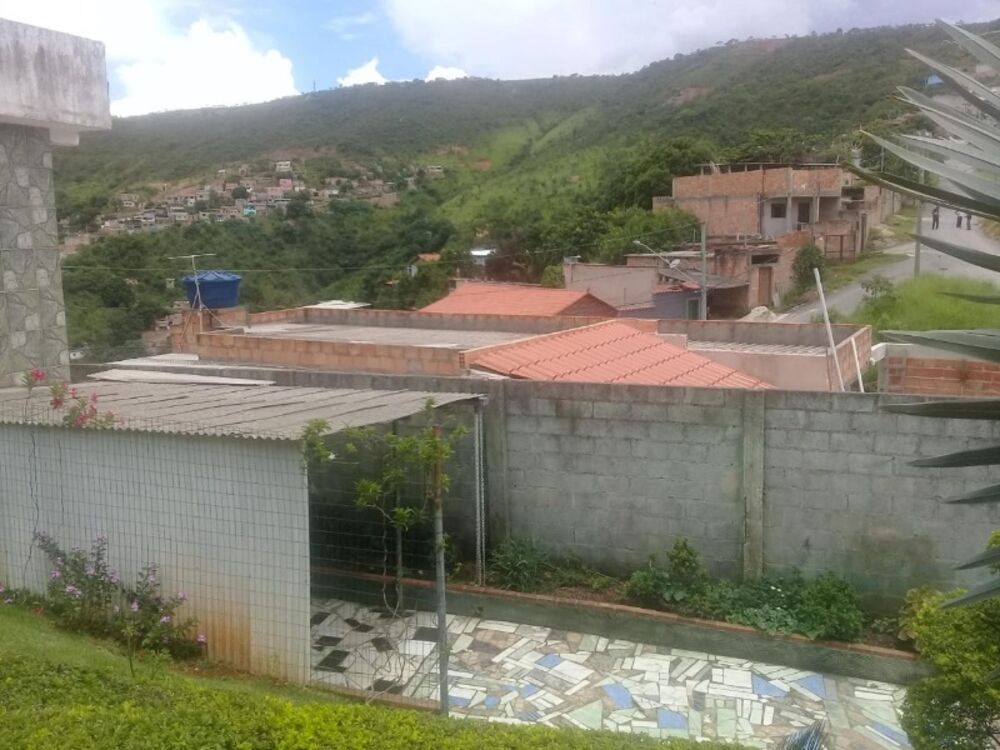 Casa à venda com 3 quartos, 300m² - Foto 1