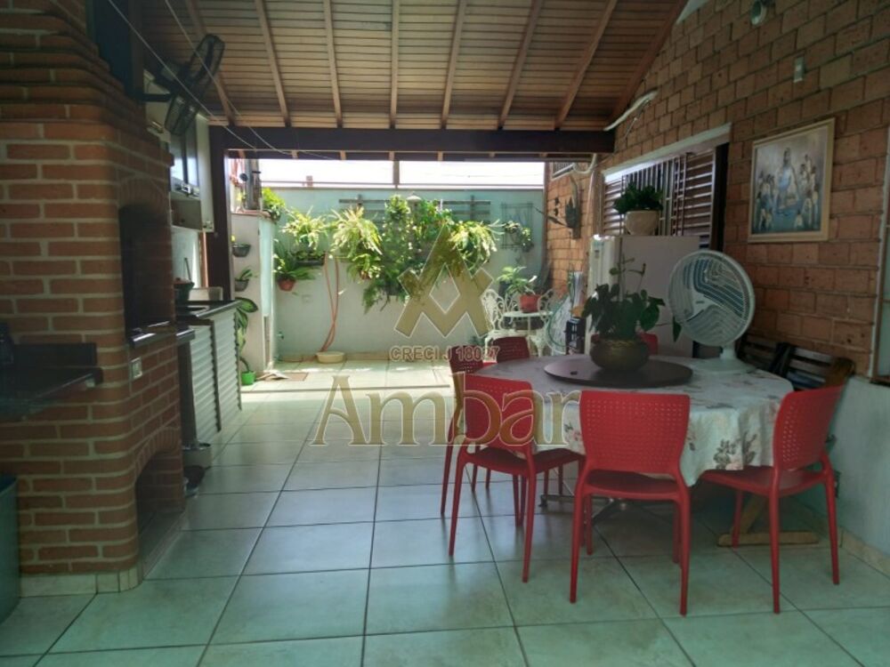 Casa à venda com 3 quartos, 117m² - Foto 1