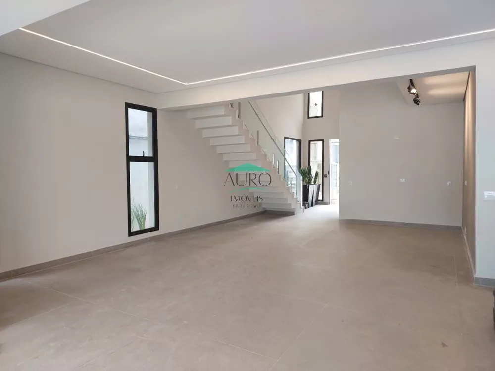 Sobrado à venda com 4 quartos, 300m² - Foto 1