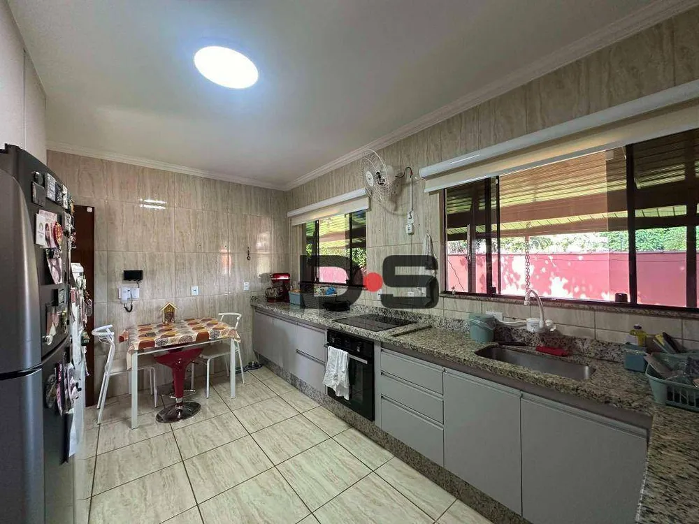 Casa, 5 quartos, 207 m² - Foto 4