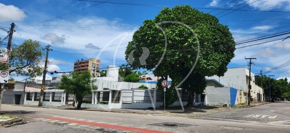 Casa à venda com 4 quartos, 240m² - Foto 2