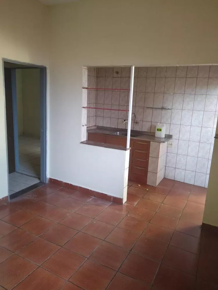 Casa à venda com 5 quartos, 250m² - Foto 2