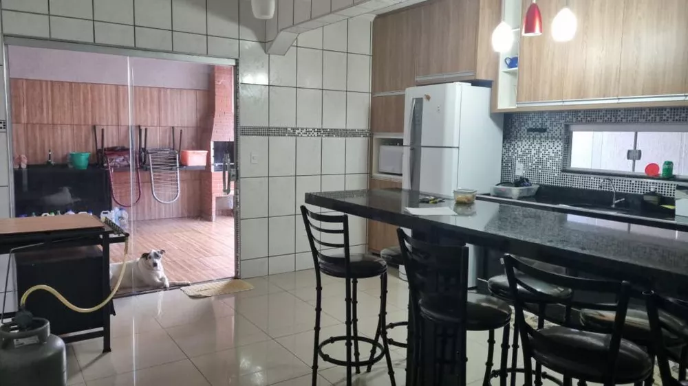 Casa à venda com 3 quartos, 181m² - Foto 1