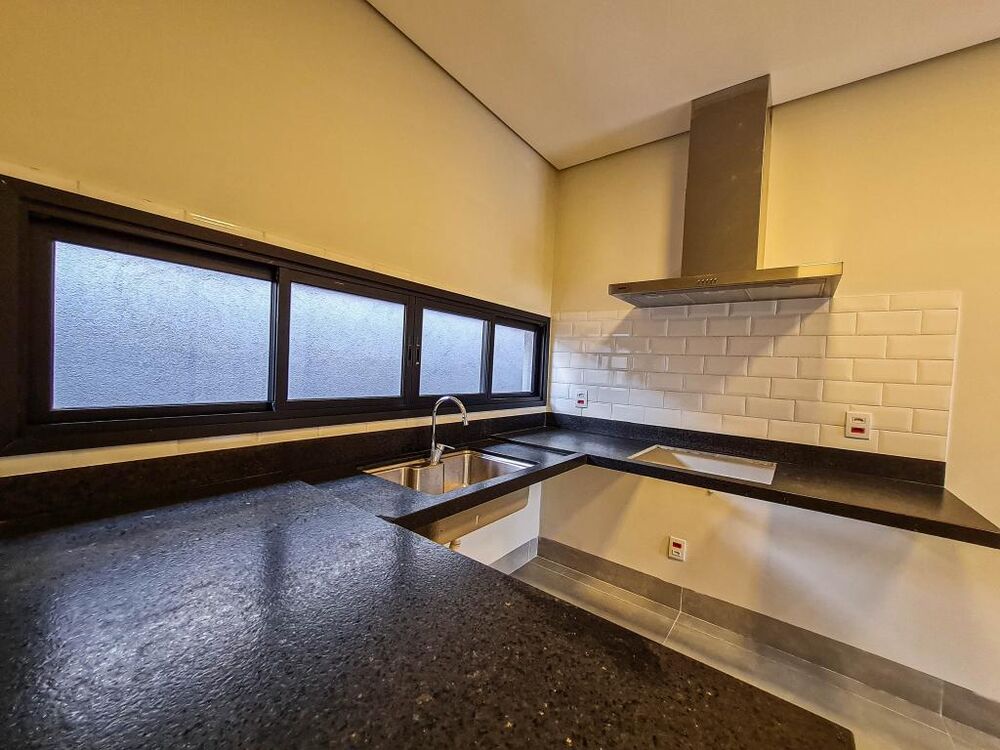 Casa de Condomínio para alugar com 3 quartos, 230m² - Foto 2