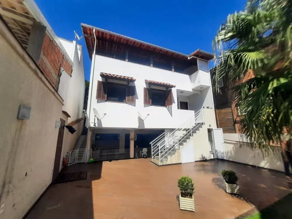 Casa à venda com 4 quartos, 250m² - Foto 1