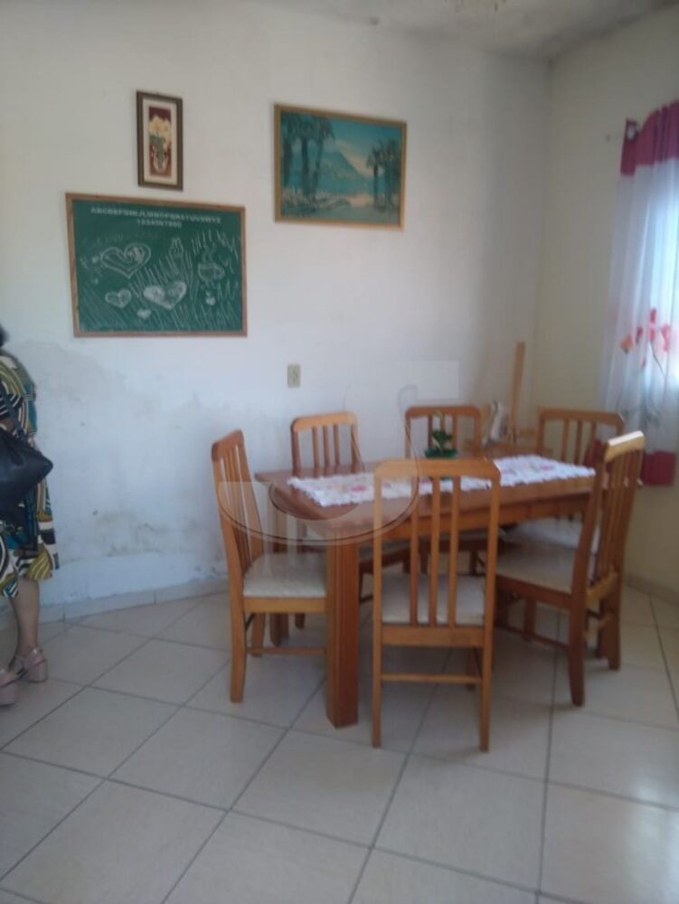 Casa à venda com 8 quartos, 200m² - Foto 1