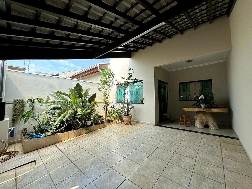 Casa à venda com 2 quartos, 100m² - Foto 1