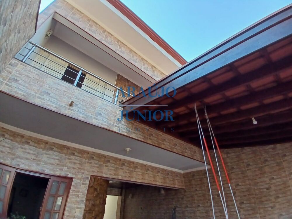 Casa à venda com 4 quartos, 150m² - Foto 1