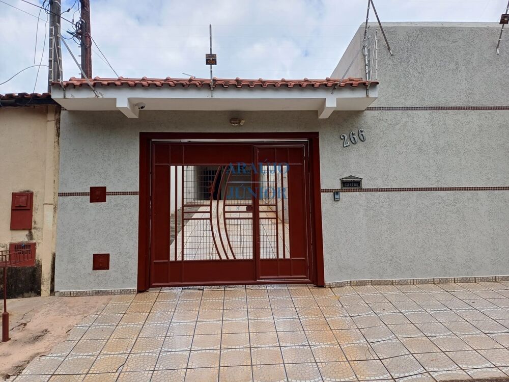 Casa à venda com 3 quartos, 330m² - Foto 1