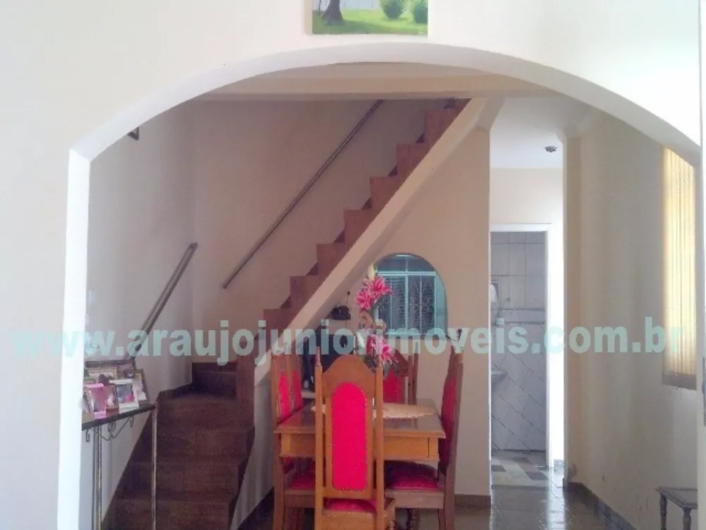 Casa à venda com 3 quartos, 187m² - Foto 1