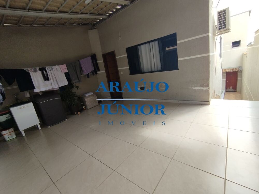 Casa à venda com 3 quartos, 100m² - Foto 1