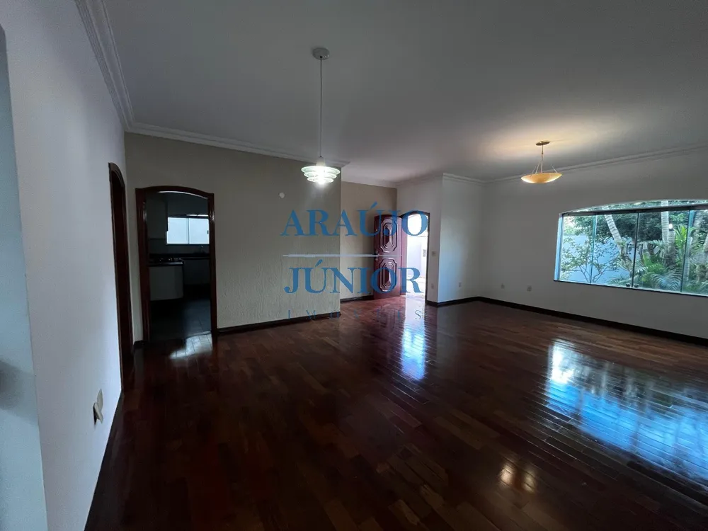 Casa, 4 quartos, 245 m² - Foto 1