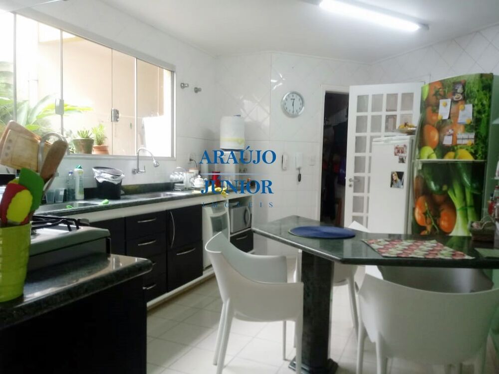 Casa à venda e aluguel com 3 quartos, 311m² - Foto 3