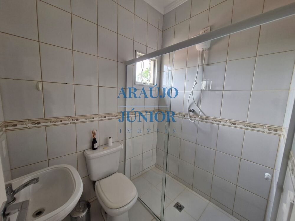 Casa à venda com 3 quartos, 202m² - Foto 1