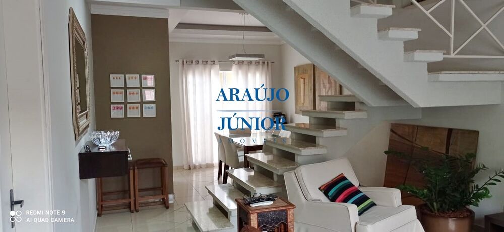 Casa à venda com 3 quartos, 108m² - Foto 1