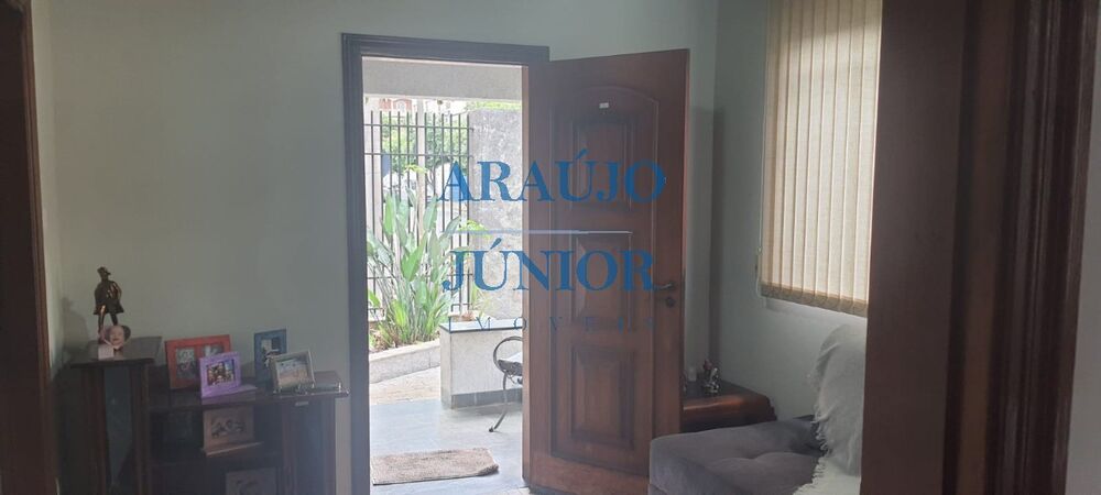 Casa à venda com 3 quartos, 80m² - Foto 1