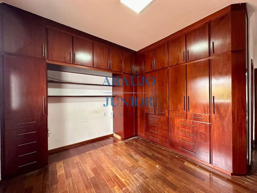 Casa, 3 quartos, 263 m² - Foto 1