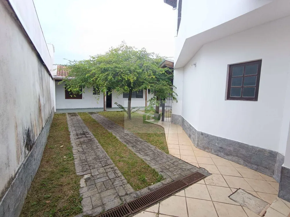 Casa, 5 quartos, 244 m² - Foto 1