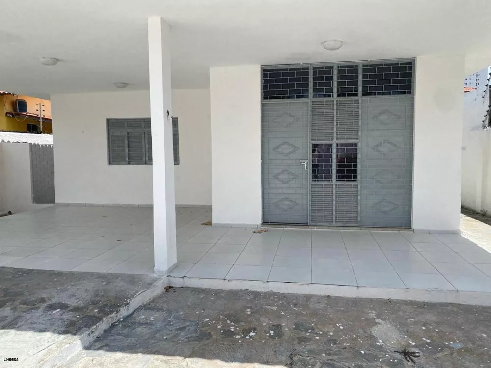 Casa à venda com 3 quartos, 220m² - Foto 2