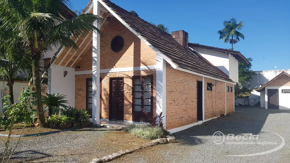 Casa à venda com 6 quartos, 166m² - Foto 1