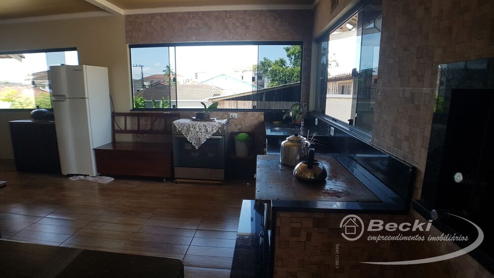 Casa à venda com 4 quartos, 310m² - Foto 1