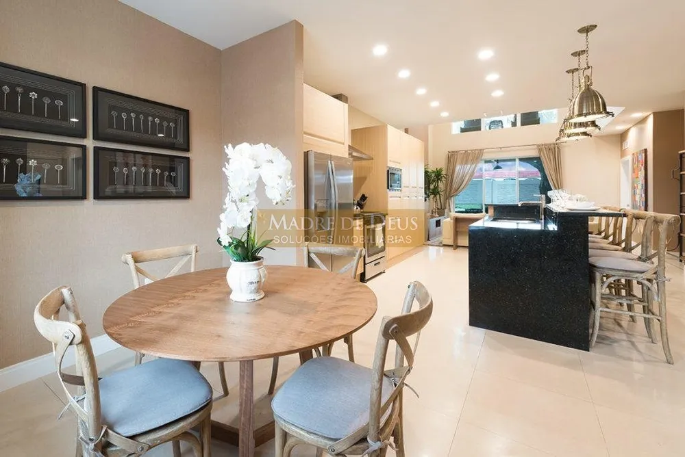 Casa, 4 quartos, 217 m² - Foto 1