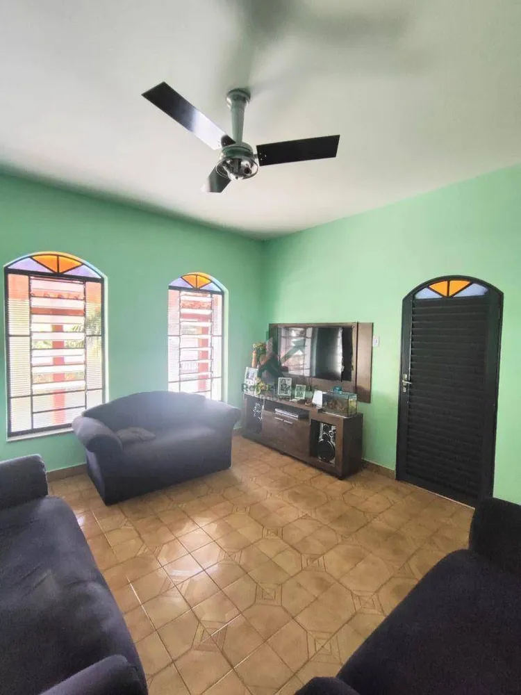 Casa, 4 quartos, 227 m² - Foto 1