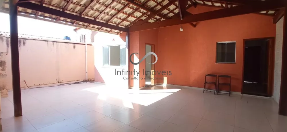 Casa à venda com 3 quartos, 100m² - Foto 1