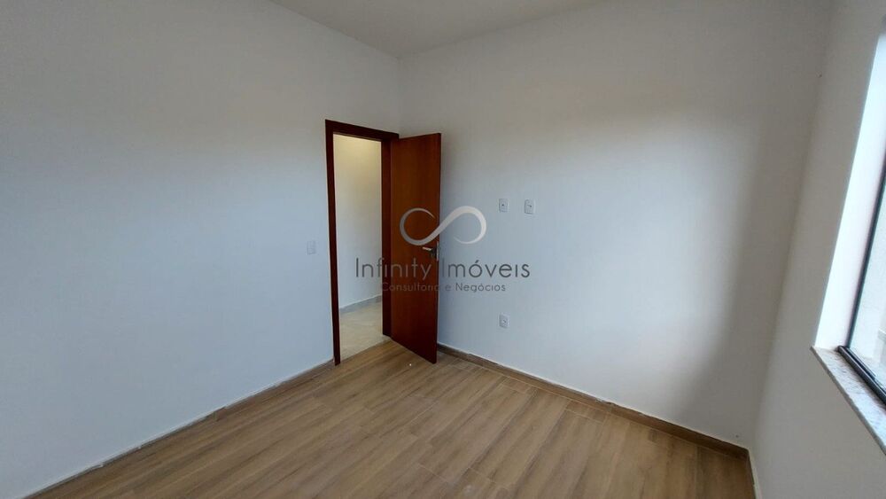 Casa à venda com 3 quartos, 90m² - Foto 2