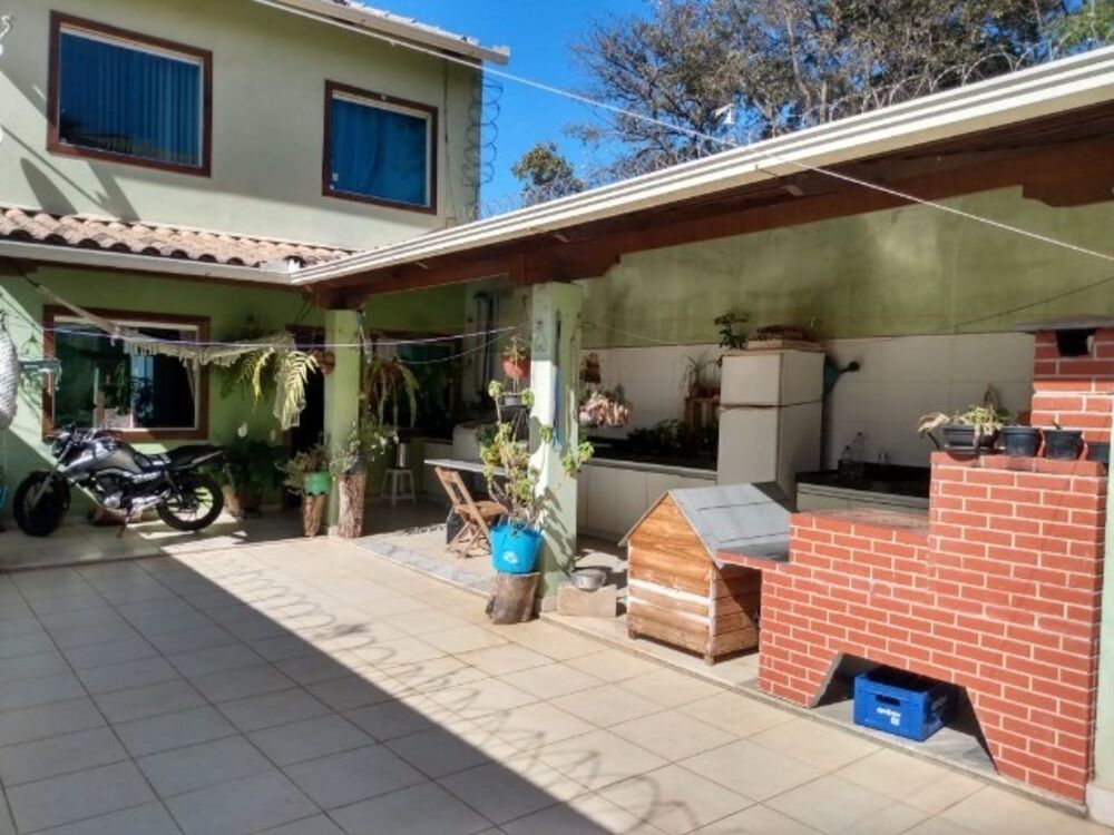 Casa à venda com 4 quartos, 330m² - Foto 1