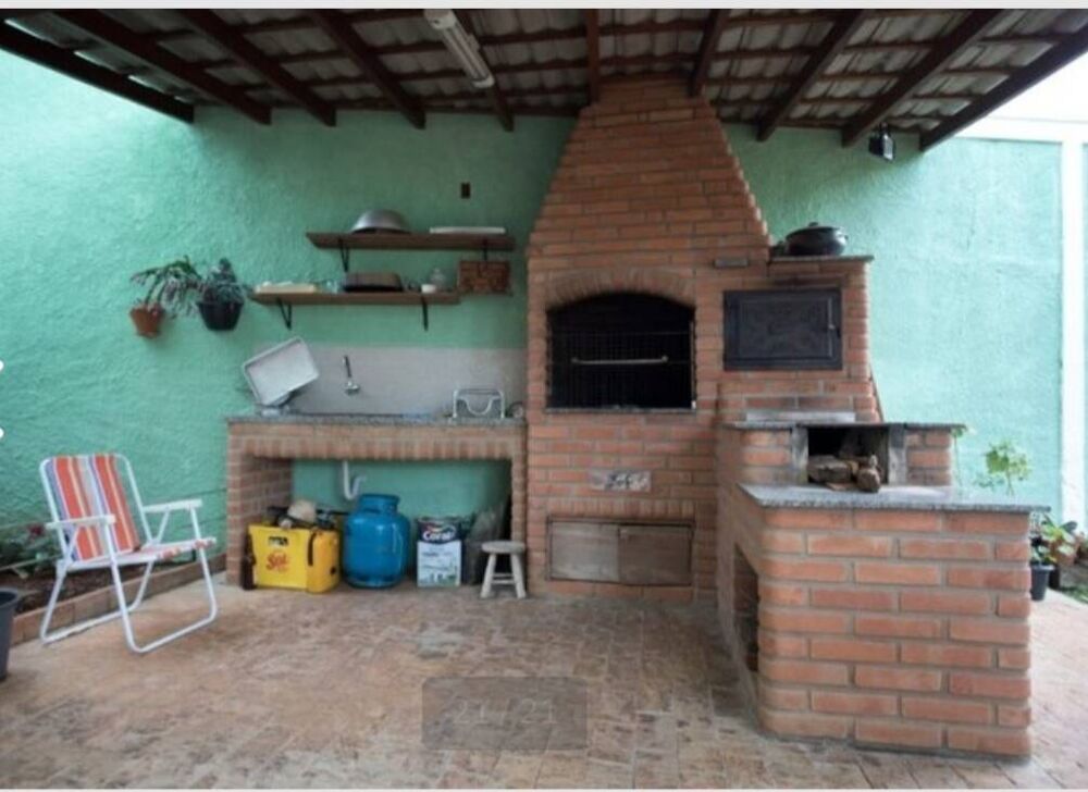 Casa à venda com 3 quartos, 228m² - Foto 1