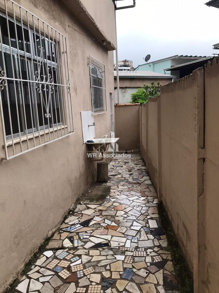 Casa à venda com 4 quartos, 220m² - Foto 2