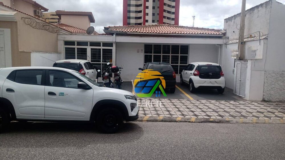Casa à venda com 4 quartos, 329m² - Foto 1