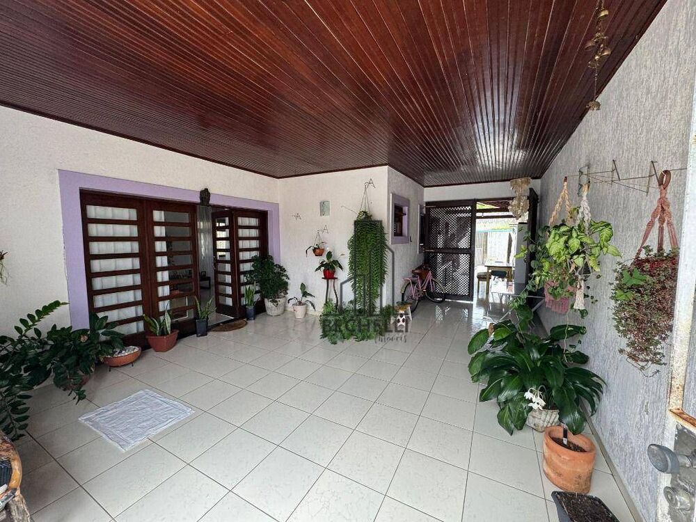 Casa à venda com 5 quartos, 196m² - Foto 2
