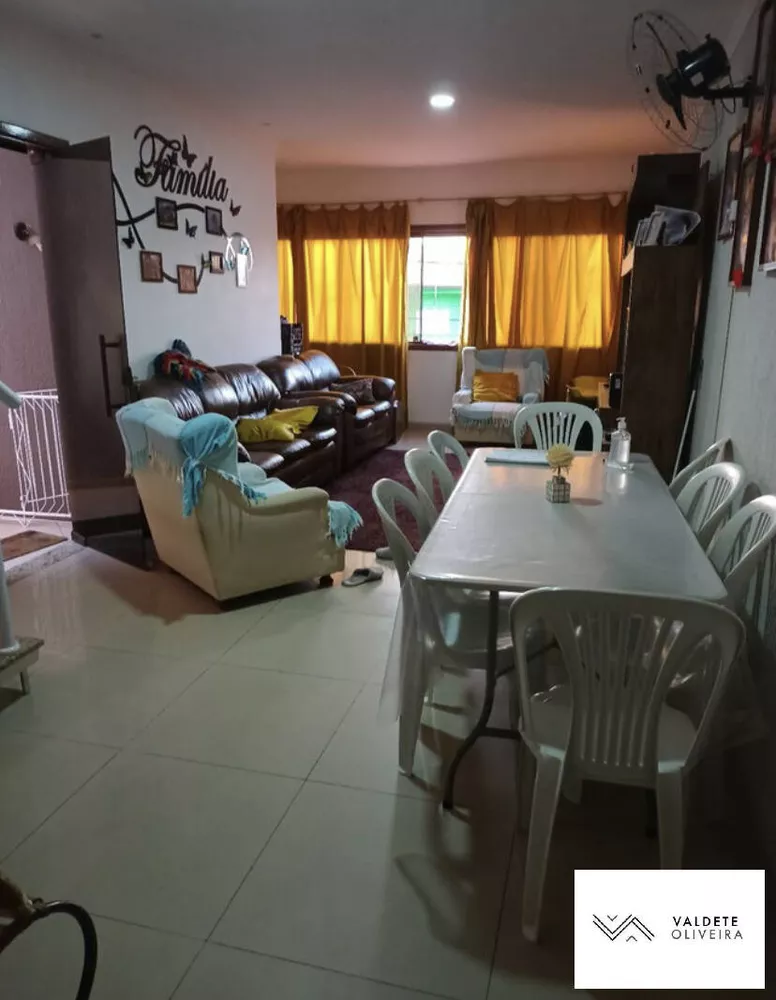 Casa à venda com 3 quartos, 217m² - Foto 1