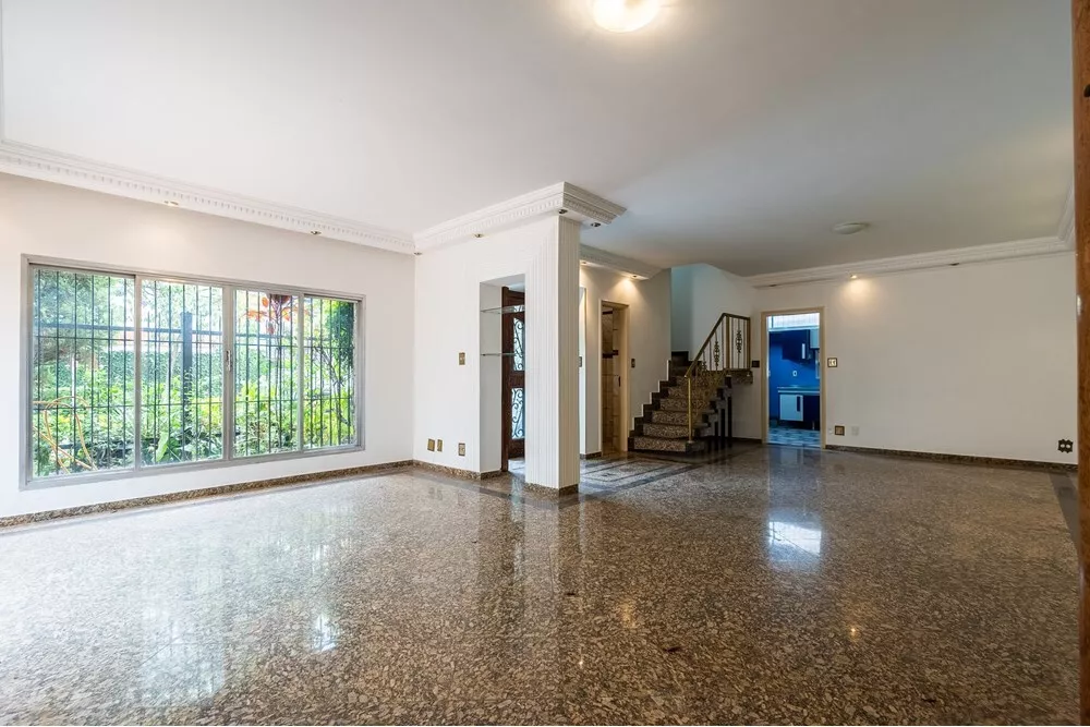 Casa à venda com 3 quartos, 261m² - Foto 1