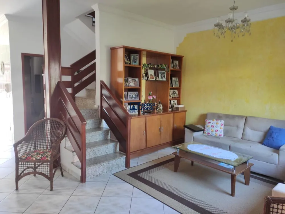 Casa, 4 quartos, 241 m² - Foto 1