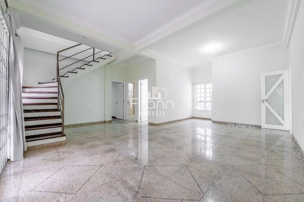 Sobrado à venda com 4 quartos, 316m² - Foto 2