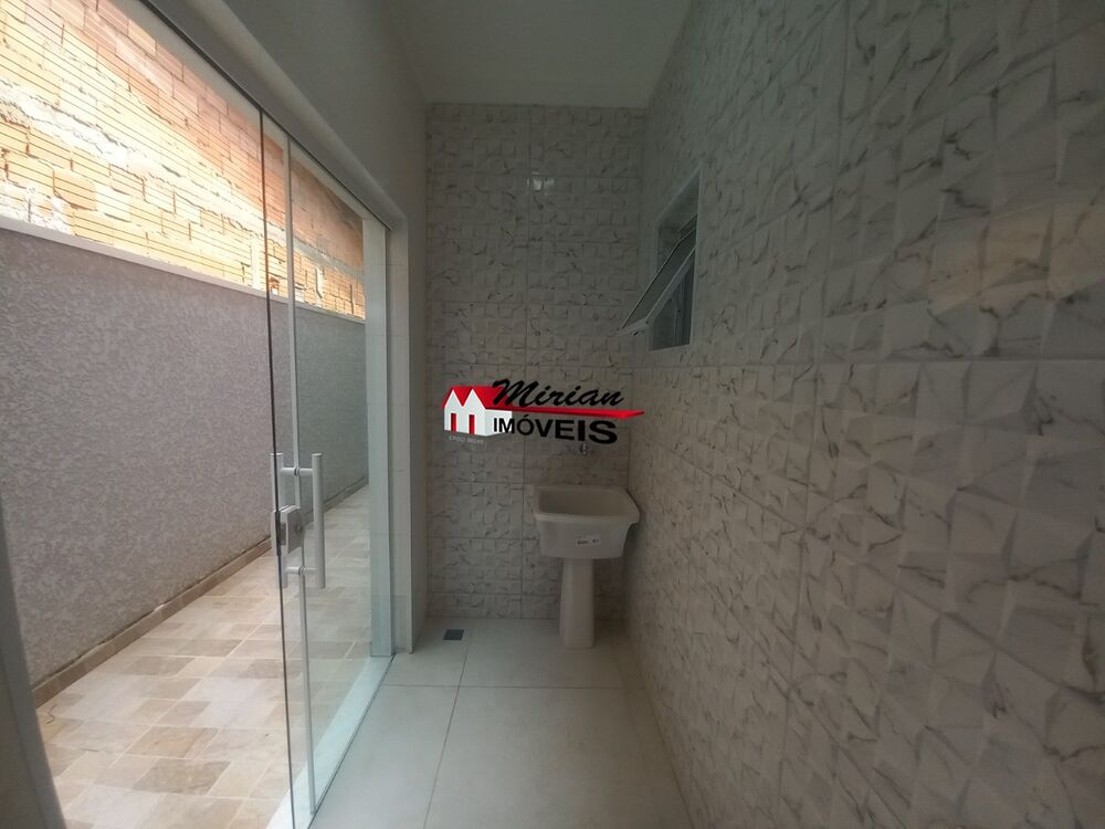Casa à venda com 2 quartos, 80m² - Foto 1