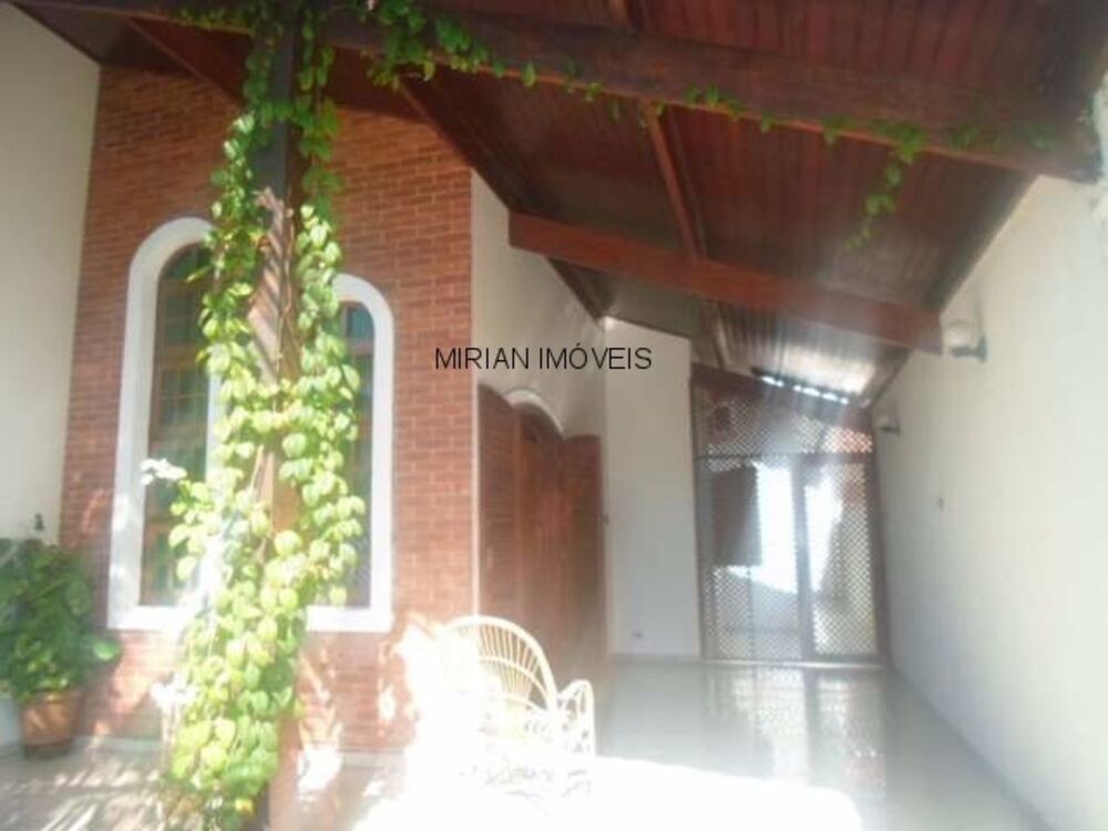 Casa à venda com 4 quartos, 208m² - Foto 1