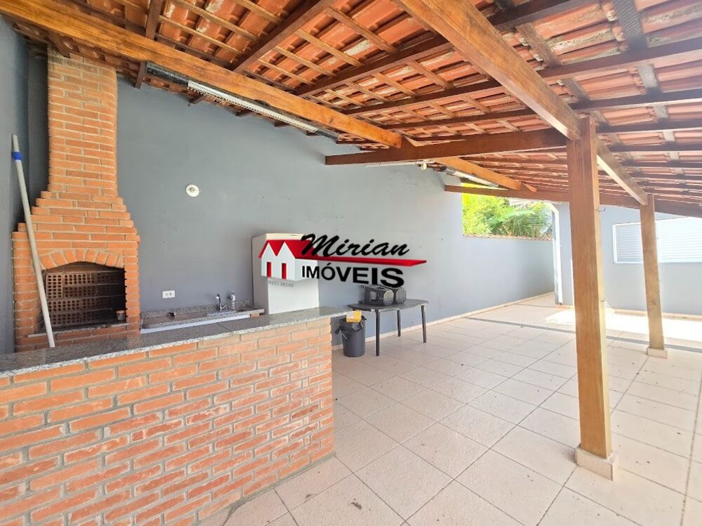 Casa à venda com 3 quartos, 174m² - Foto 1