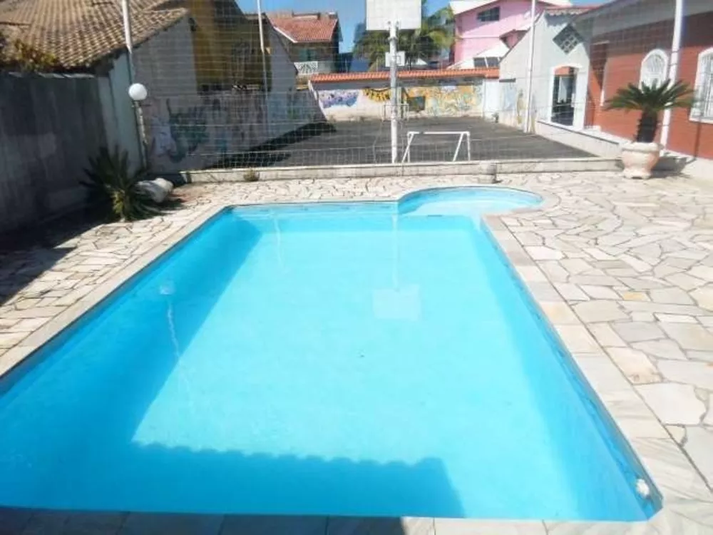 Casa à venda com 3 quartos, 220m² - Foto 2