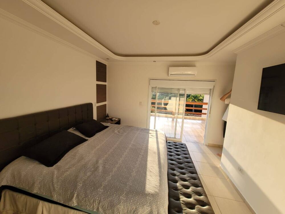Casa de Condomínio à venda com 4 quartos, 350m² - Foto 2