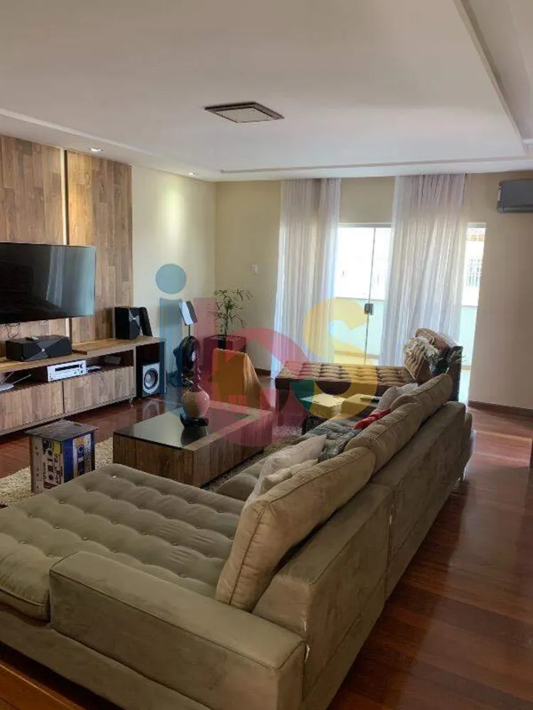 Casa, 3 quartos, 246 m² - Foto 2