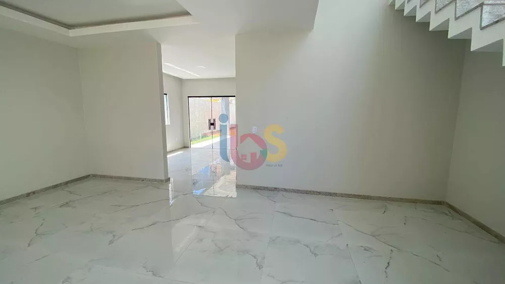 Casa à venda com 3 quartos, 215m² - Foto 2