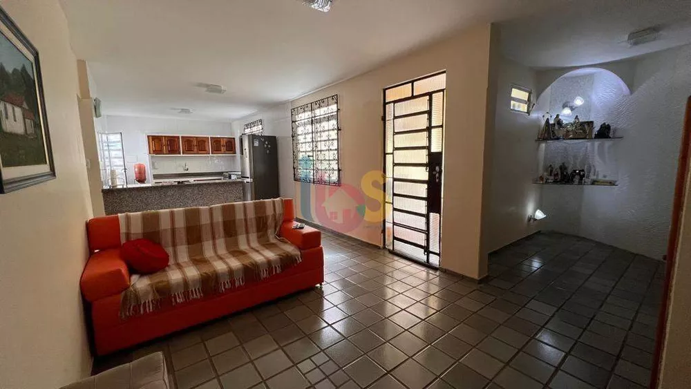 Casa à venda com 5 quartos, 299m² - Foto 2