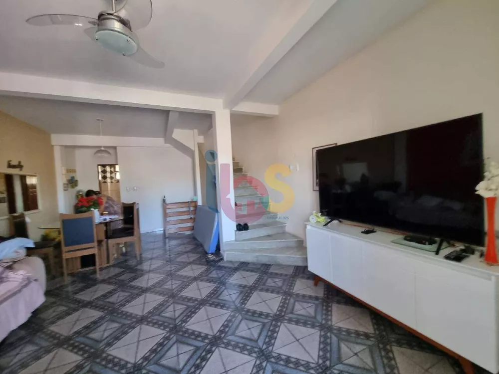 Casa à venda com 3 quartos, 250m² - Foto 1