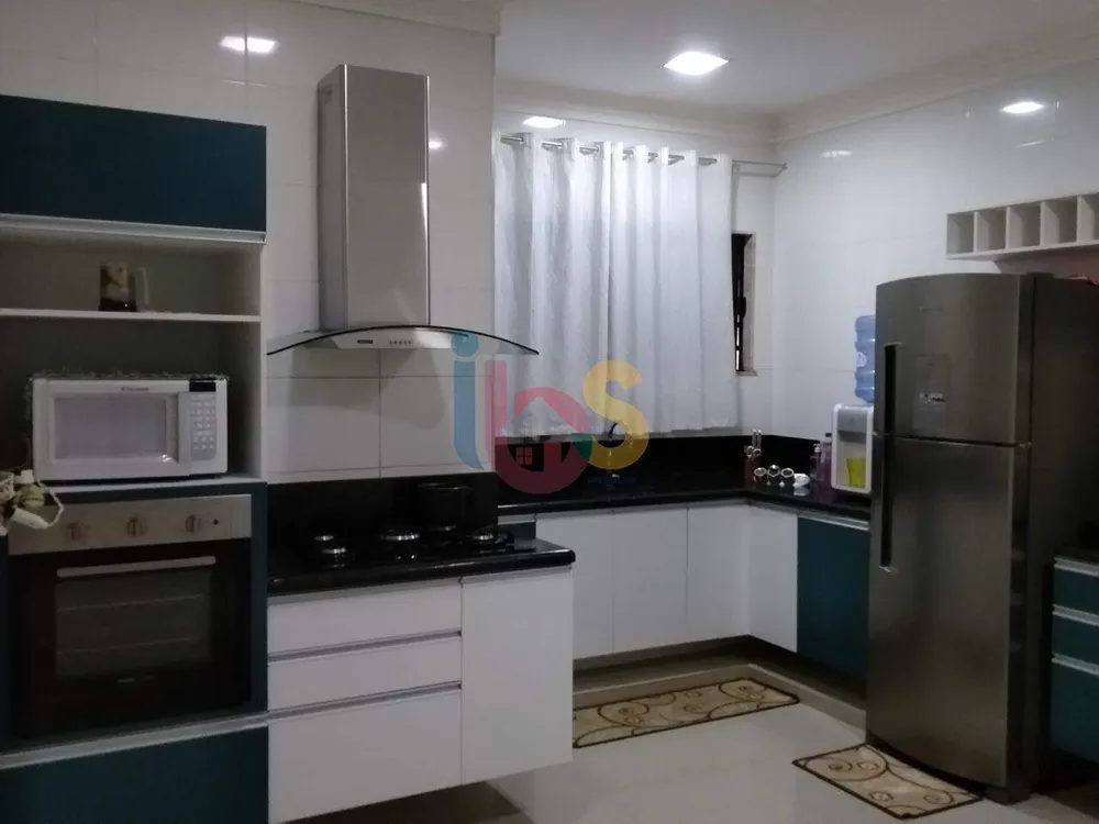 Casa, 4 quartos, 240 m² - Foto 1