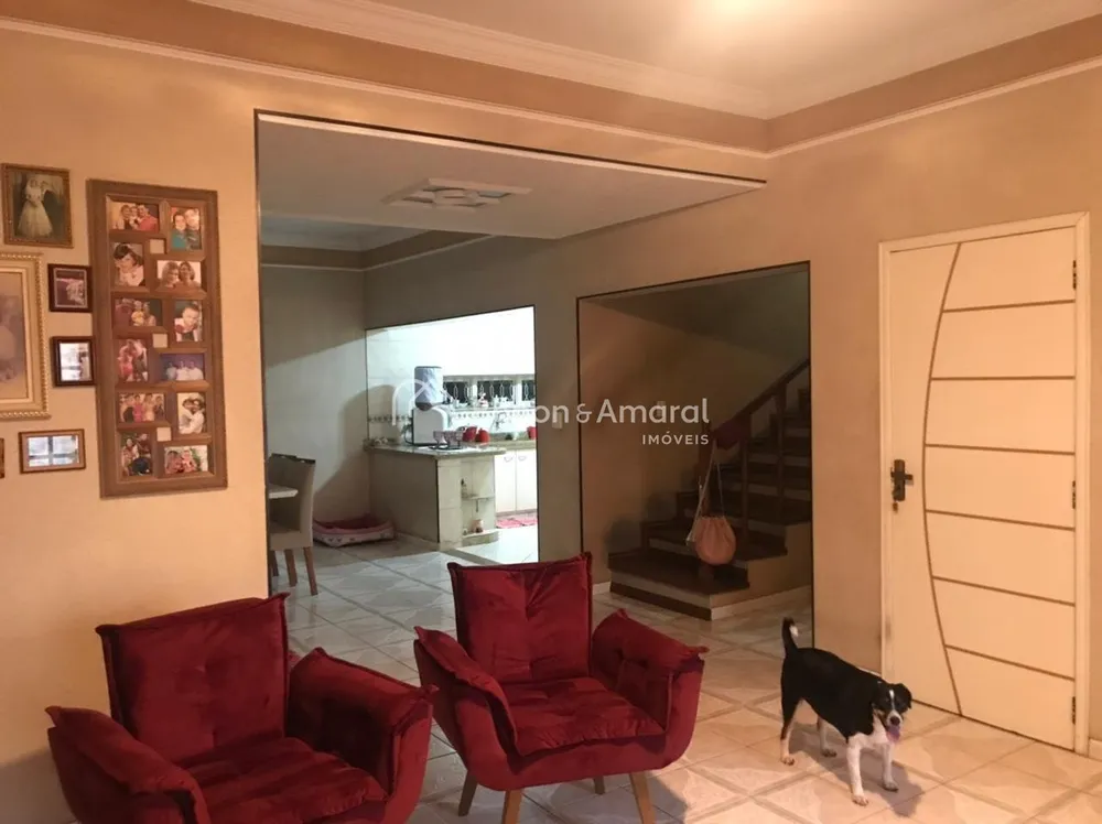 Casa, 3 quartos, 238 m² - Foto 1